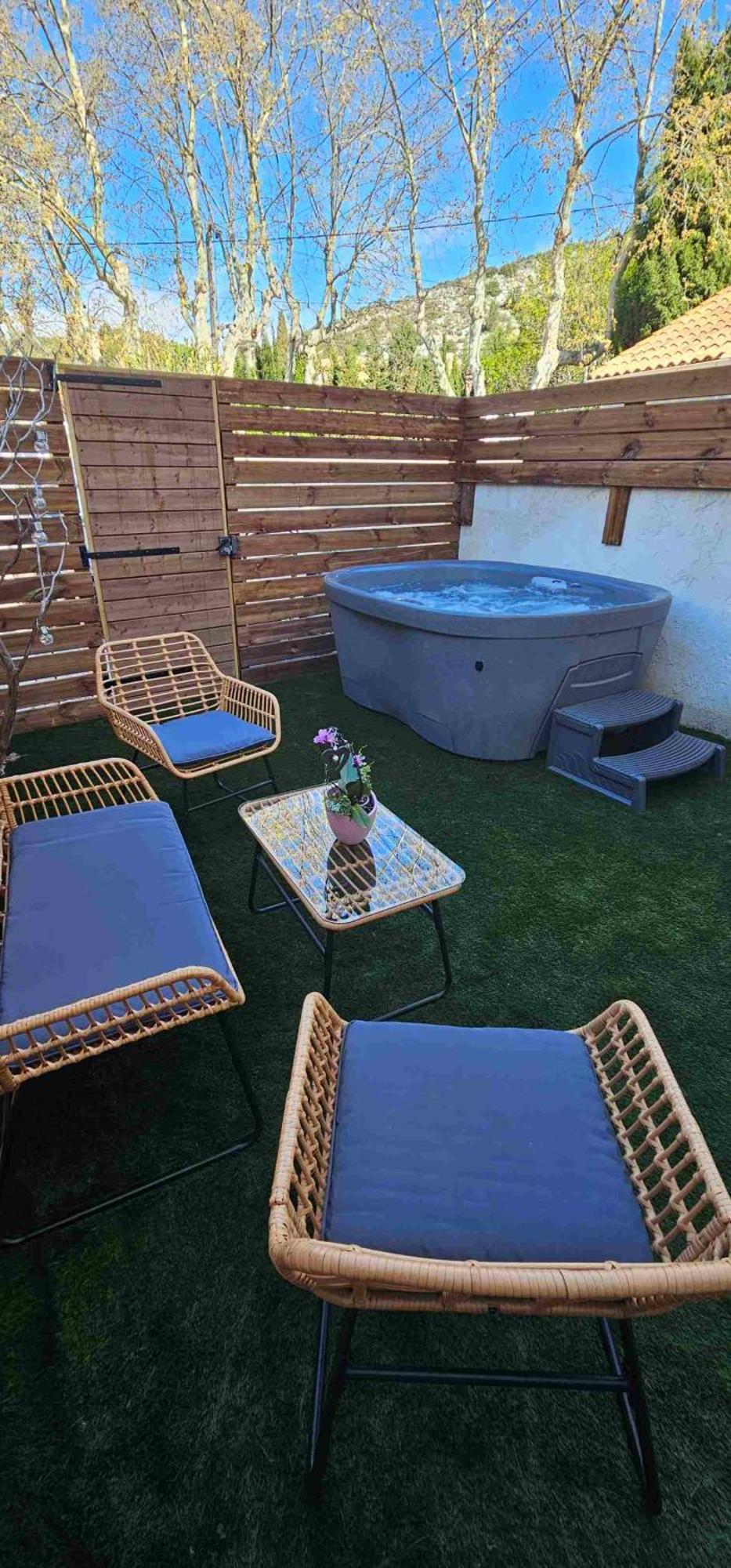 Maison Belle La Nuit Avec Jacuzzi Prive Apartment Allauch